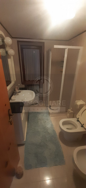 IN ZONA PERIFERICA NEL COMUNE DI POSINA PROPONIAMO CASA A SCHIERA DI TESTA DISPOSTA SU QUATTRO PI...