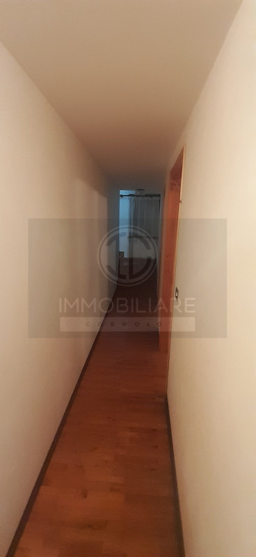 IN ZONA PERIFERICA NEL COMUNE DI POSINA PROPONIAMO CASA A SCHIERA DI TESTA DISPOSTA SU QUATTRO PI...