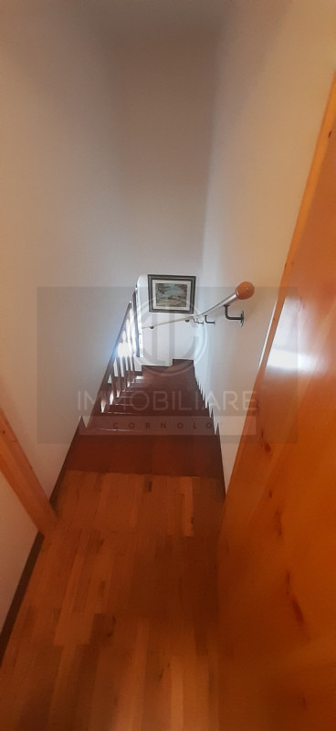 IN ZONA PERIFERICA NEL COMUNE DI POSINA PROPONIAMO CASA A SCHIERA DI TESTA DISPOSTA SU QUATTRO PI...