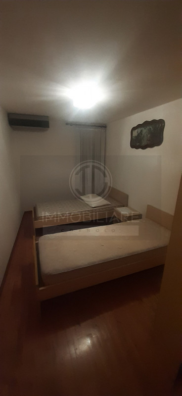 IN ZONA PERIFERICA NEL COMUNE DI POSINA PROPONIAMO CASA A SCHIERA DI TESTA DISPOSTA SU QUATTRO PI...