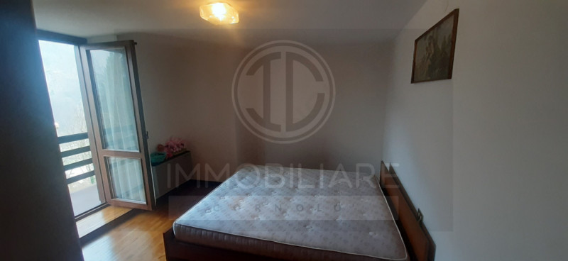 IN ZONA PERIFERICA NEL COMUNE DI POSINA PROPONIAMO CASA A SCHIERA DI TESTA DISPOSTA SU QUATTRO PI...