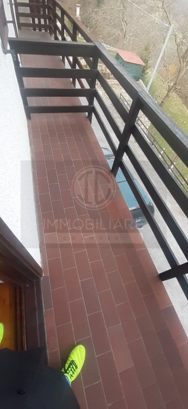 IN ZONA PERIFERICA NEL COMUNE DI POSINA PROPONIAMO CASA A SCHIERA DI TESTA DISPOSTA SU QUATTRO PI...