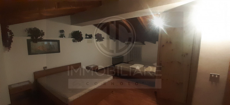 IN ZONA PERIFERICA NEL COMUNE DI POSINA PROPONIAMO CASA A SCHIERA DI TESTA DISPOSTA SU QUATTRO PI...