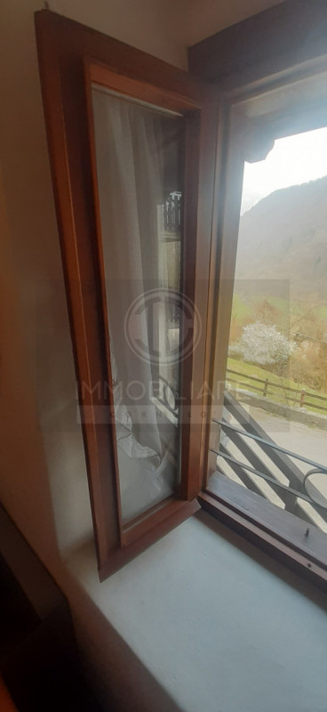 IN ZONA PERIFERICA NEL COMUNE DI POSINA PROPONIAMO CASA A SCHIERA DI TESTA DISPOSTA SU QUATTRO PI...