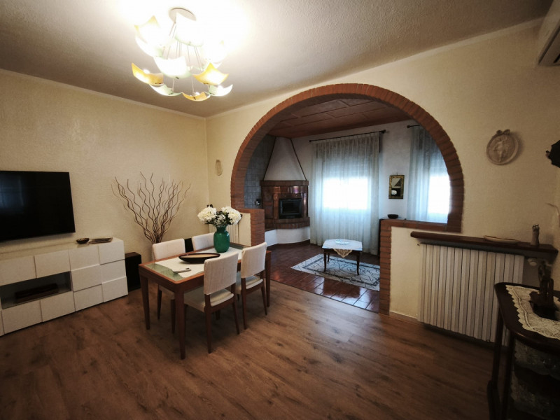 Splendida porzione laterale di casa accostata in vendita nella zona industriale di Monselice. L'a...