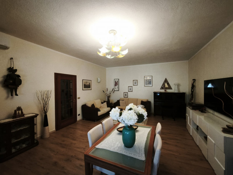 Splendida porzione laterale di casa accostata in vendita nella zona industriale di Monselice. L'a...