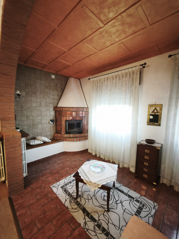 Splendida porzione laterale di casa accostata in vendita nella zona industriale di Monselice. L'a...