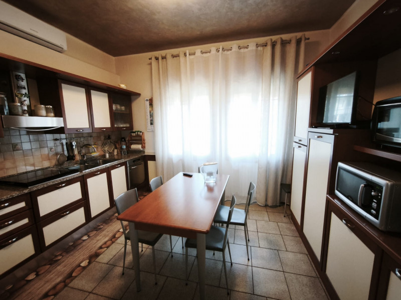 Splendida porzione laterale di casa accostata in vendita nella zona industriale di Monselice. L'a...