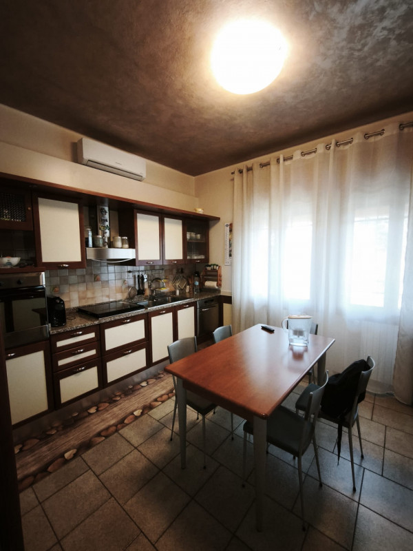 Splendida porzione laterale di casa accostata in vendita nella zona industriale di Monselice. L'a...