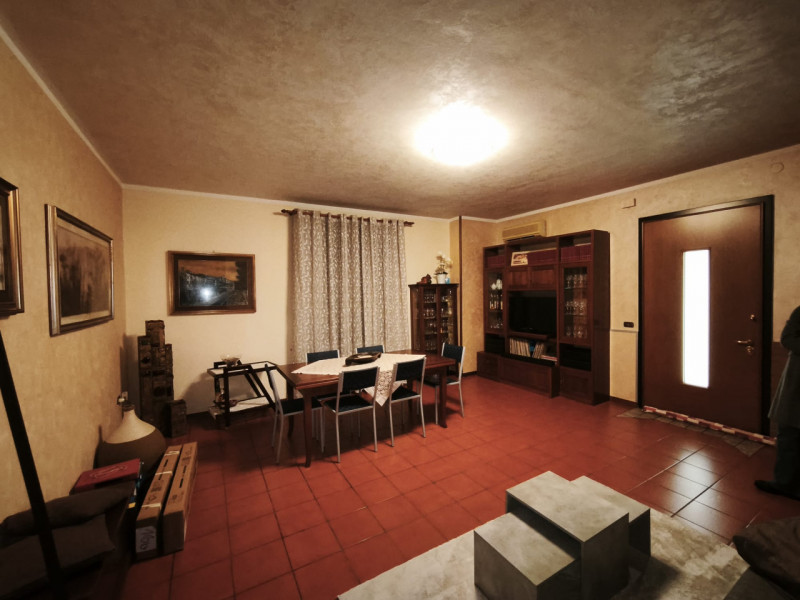 Splendida porzione laterale di casa accostata in vendita nella zona industriale di Monselice. L'a...