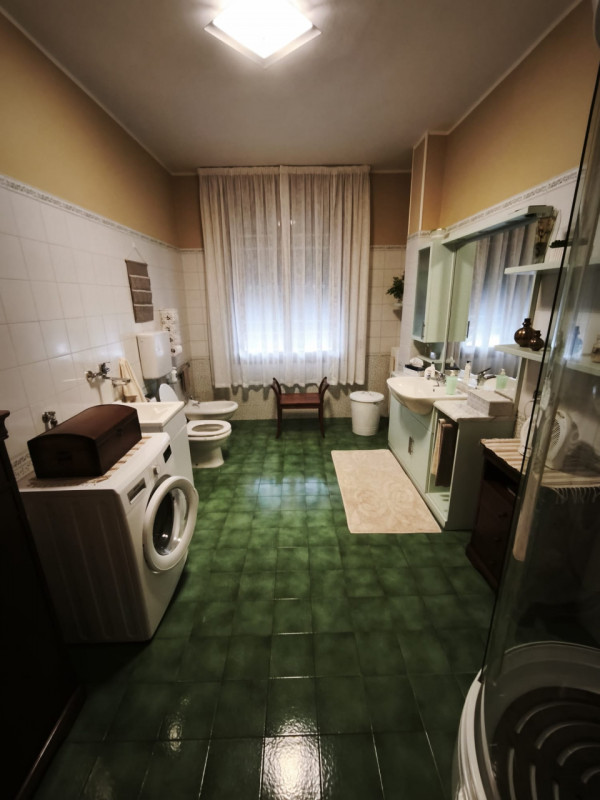 Splendida porzione laterale di casa accostata in vendita nella zona industriale di Monselice. L'a...