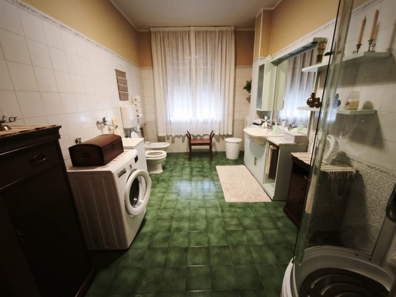 Splendida porzione laterale di casa accostata in vendita nella zona industriale di Monselice. L'a...