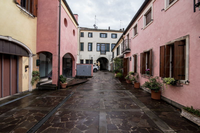 PADOVA - CENTRO STORICO - RIVIERE - Proponiamo in vendita soluzione indipendente di circa 300mq i...