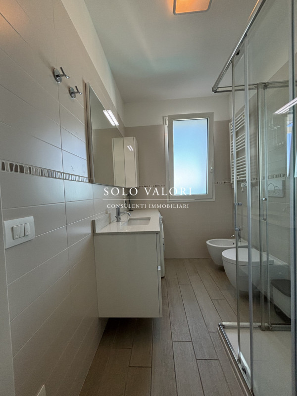 Rif. JC07 cell: 3356198429 Nicola

Questo splendido ATTICO su due livelli si trova in una posizio...