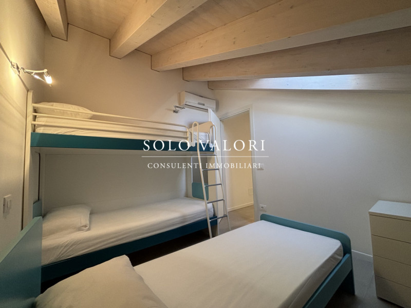 Rif. JC07 cell: 3356198429 Nicola

Questo splendido ATTICO su due livelli si trova in una posizio...