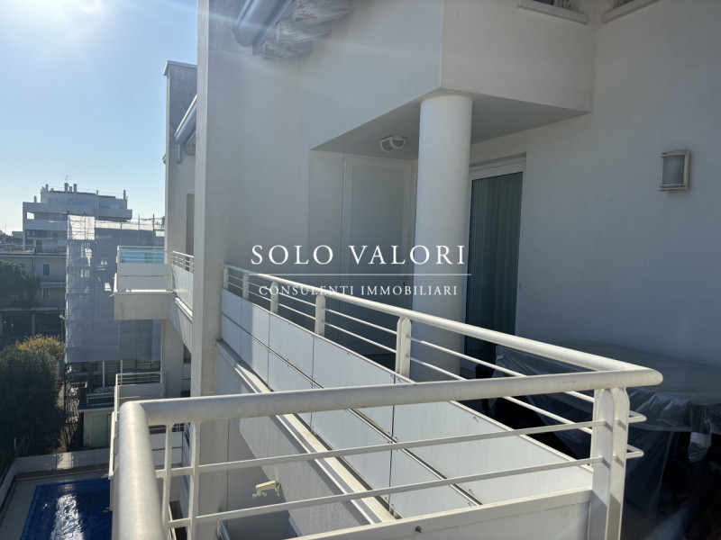 Rif. JC07 cell: 3356198429 Nicola

Questo splendido ATTICO su due livelli si trova in una posizio...