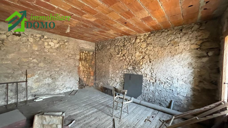 COGOLLO DEL CENGIO: Casa affiancata terra/cielo, completamente da ristrutturare con ampio terreno...