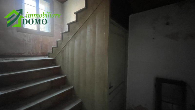 COGOLLO DEL CENGIO: Casa affiancata terra/cielo, completamente da ristrutturare con ampio terreno...