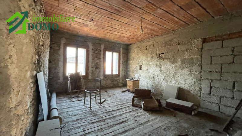 COGOLLO DEL CENGIO: Casa affiancata terra/cielo, completamente da ristrutturare con ampio terreno...