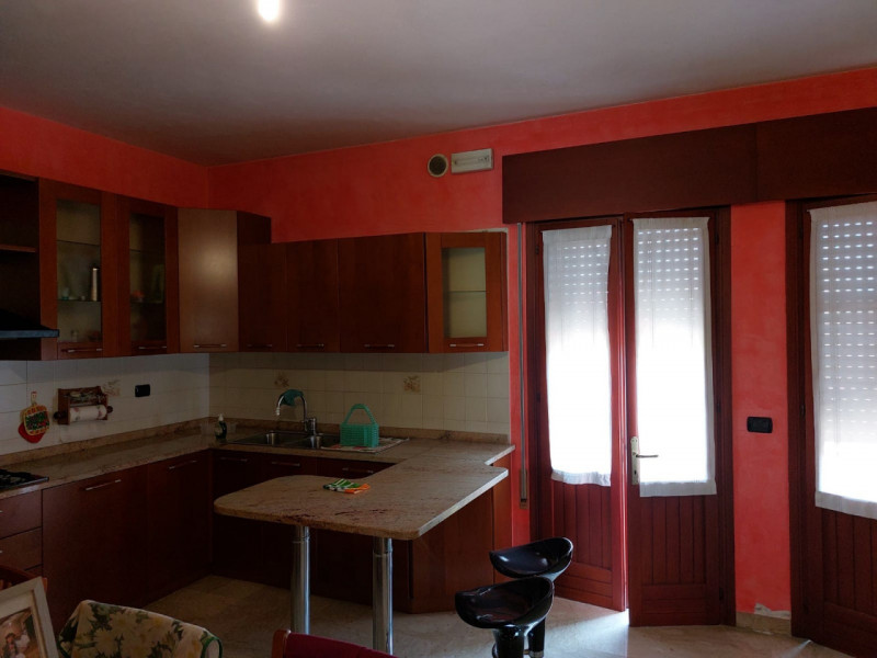 Appartamento su piccola palazzina composto da soggiorno cucina separata tre camere da letto due b...