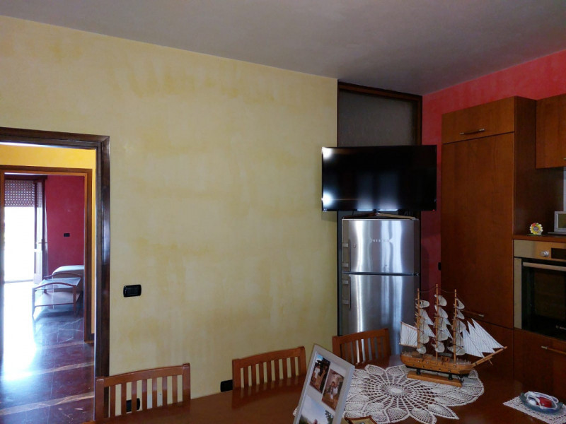 Appartamento su piccola palazzina composto da soggiorno cucina separata tre camere da letto due b...
