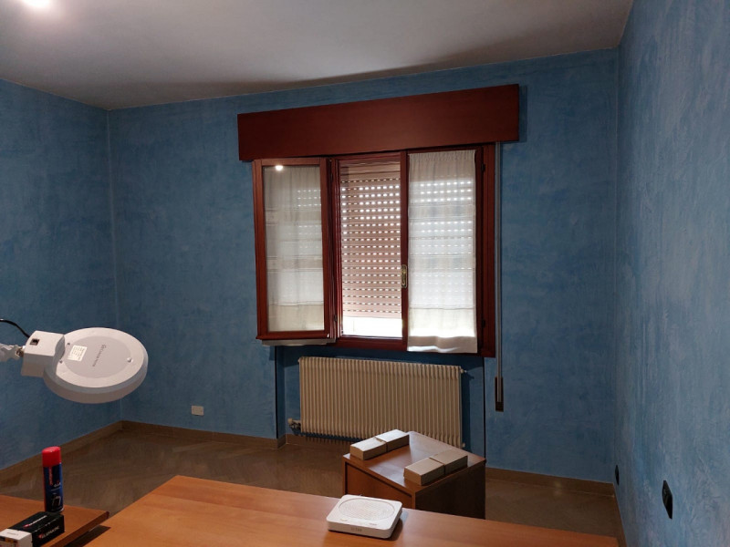 Appartamento su piccola palazzina composto da soggiorno cucina separata tre camere da letto due b...