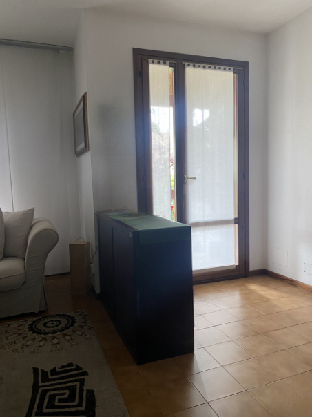 In vendita a Montebelluna, nella zona di Biadene, proponiamo una spaziosa casa a schiera. Con i s...