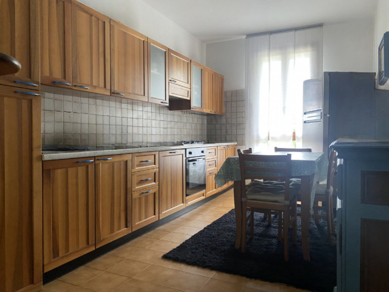 In vendita a Montebelluna, nella zona di Biadene, proponiamo una spaziosa casa a schiera. Con i s...