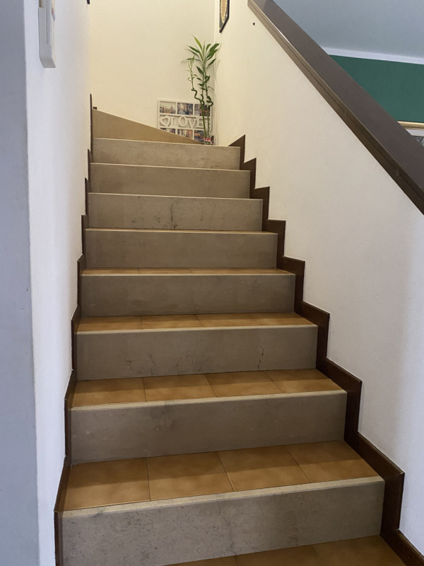 In vendita a Montebelluna, nella zona di Biadene, proponiamo una spaziosa casa a schiera. Con i s...