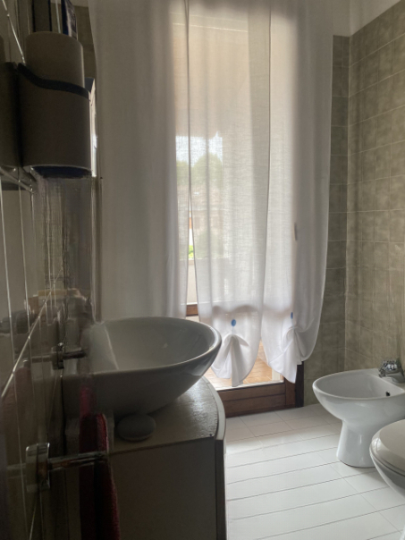 In vendita a Montebelluna, nella zona di Biadene, proponiamo una spaziosa casa a schiera. Con i s...