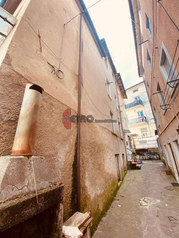 Storica casa a schiera di 90 metri quadrati in vendita nel cuore del centro di Valdagno. L'immobi...