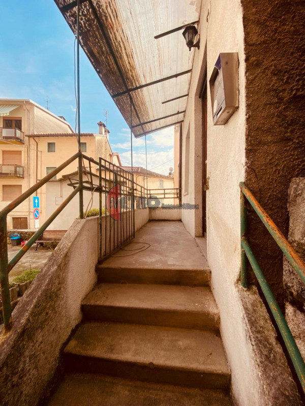 Storica casa a schiera di 90 metri quadrati in vendita nel cuore del centro di Valdagno. L'immobi...