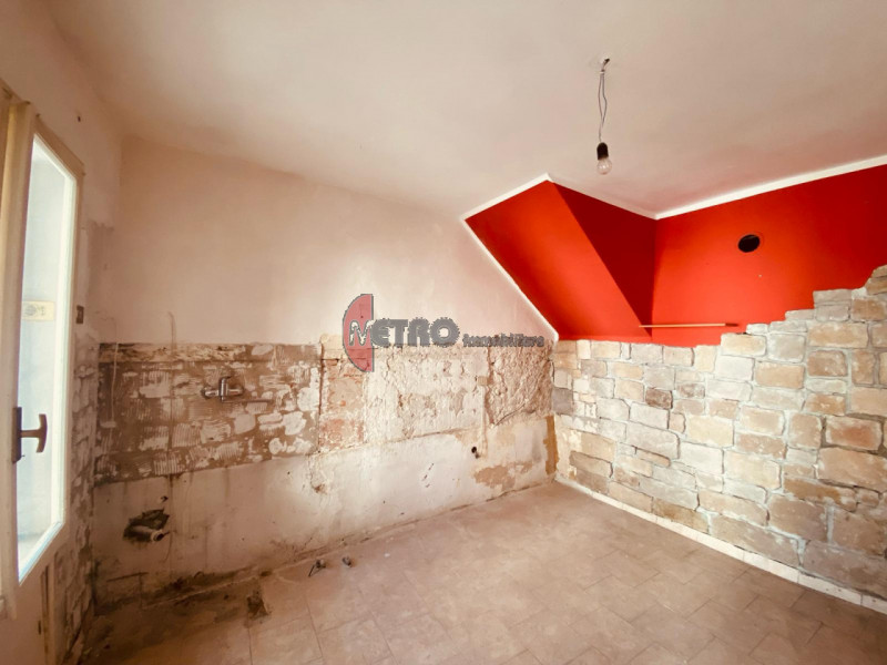 Storica casa a schiera di 90 metri quadrati in vendita nel cuore del centro di Valdagno. L'immobi...