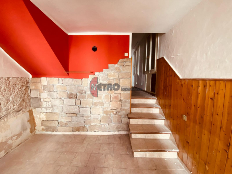 Storica casa a schiera di 90 metri quadrati in vendita nel cuore del centro di Valdagno. L'immobi...