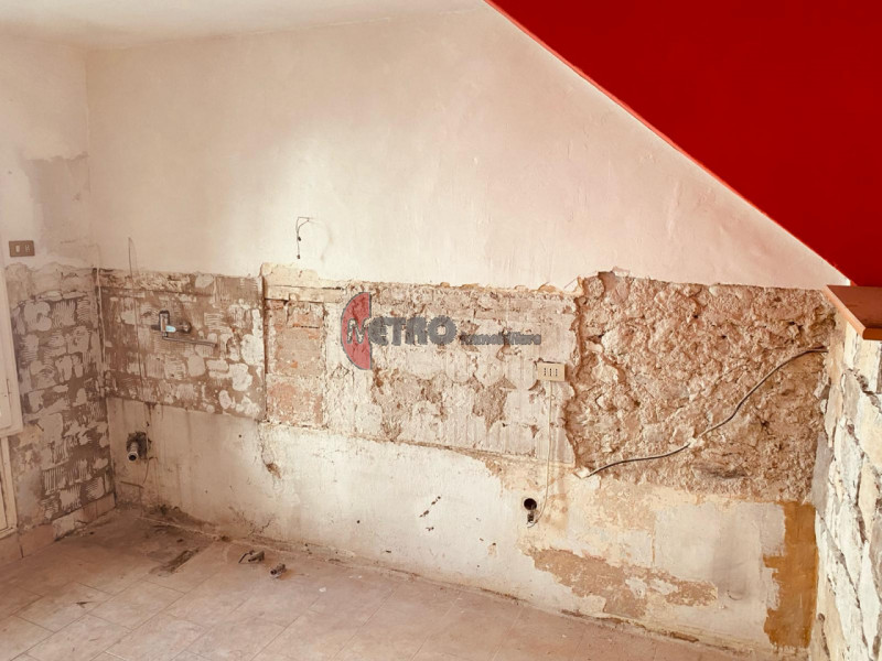 Storica casa a schiera di 90 metri quadrati in vendita nel cuore del centro di Valdagno. L'immobi...