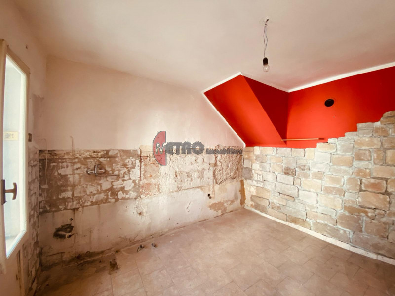 Storica casa a schiera di 90 metri quadrati in vendita nel cuore del centro di Valdagno. L'immobi...