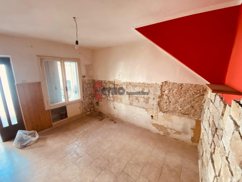 Storica casa a schiera di 90 metri quadrati in vendita nel cuore del centro di Valdagno. L'immobi...