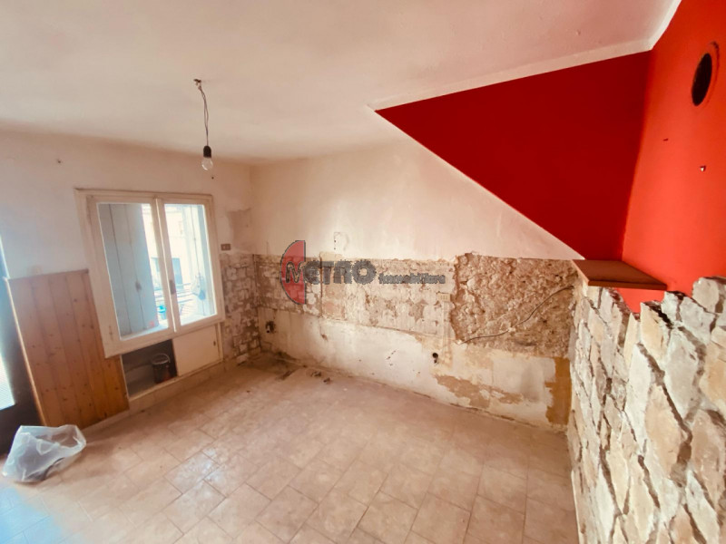 Storica casa a schiera di 90 metri quadrati in vendita nel cuore del centro di Valdagno. L'immobi...