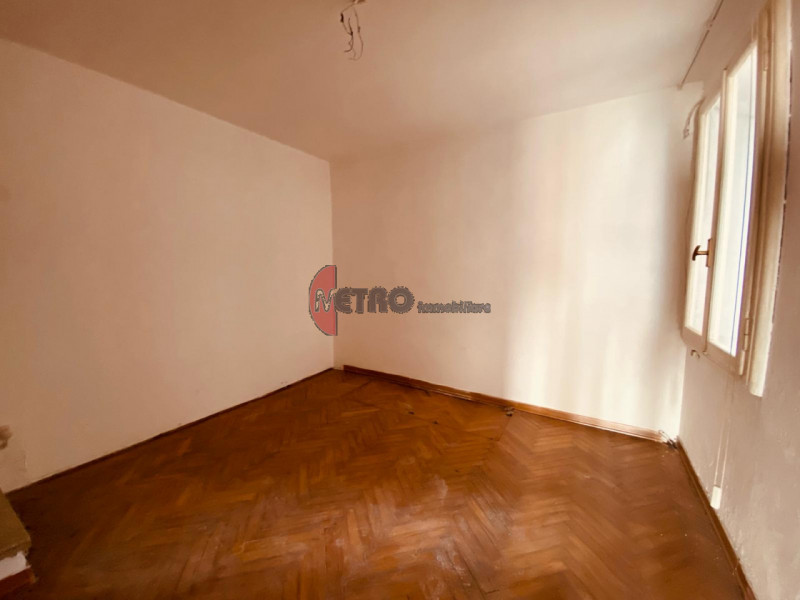 Storica casa a schiera di 90 metri quadrati in vendita nel cuore del centro di Valdagno. L'immobi...