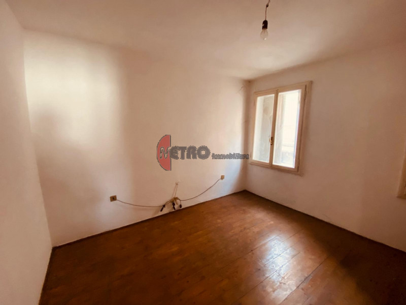 Storica casa a schiera di 90 metri quadrati in vendita nel cuore del centro di Valdagno. L'immobi...