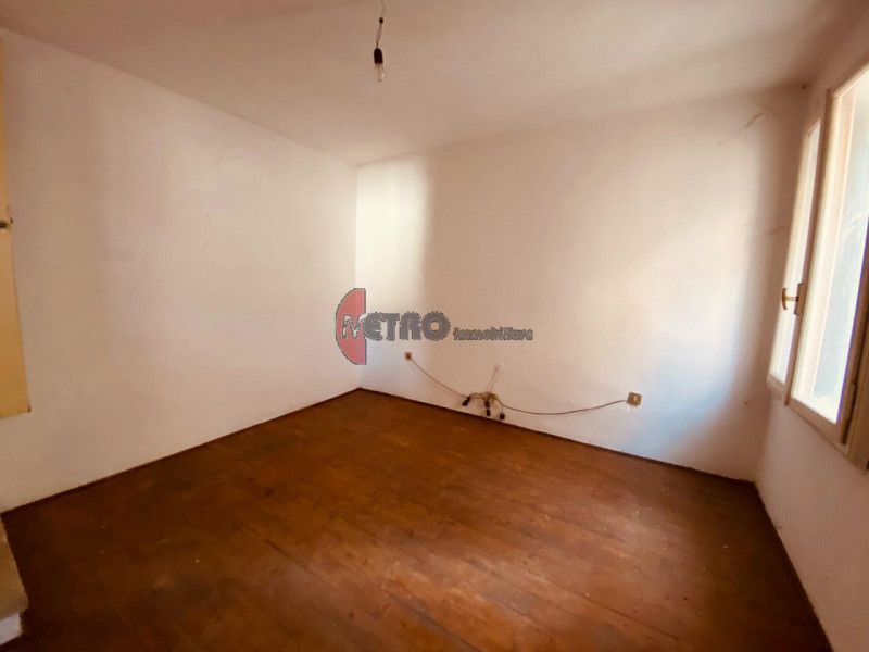 Storica casa a schiera di 90 metri quadrati in vendita nel cuore del centro di Valdagno. L'immobi...