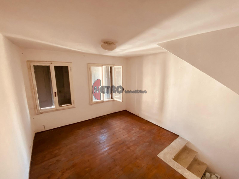 Storica casa a schiera di 90 metri quadrati in vendita nel cuore del centro di Valdagno. L'immobi...