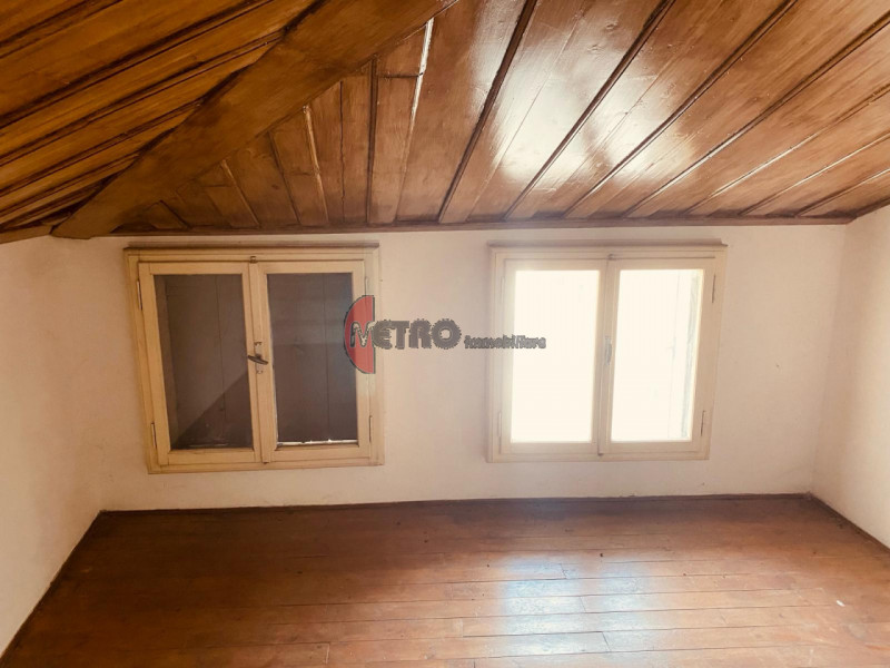 Storica casa a schiera di 90 metri quadrati in vendita nel cuore del centro di Valdagno. L'immobi...