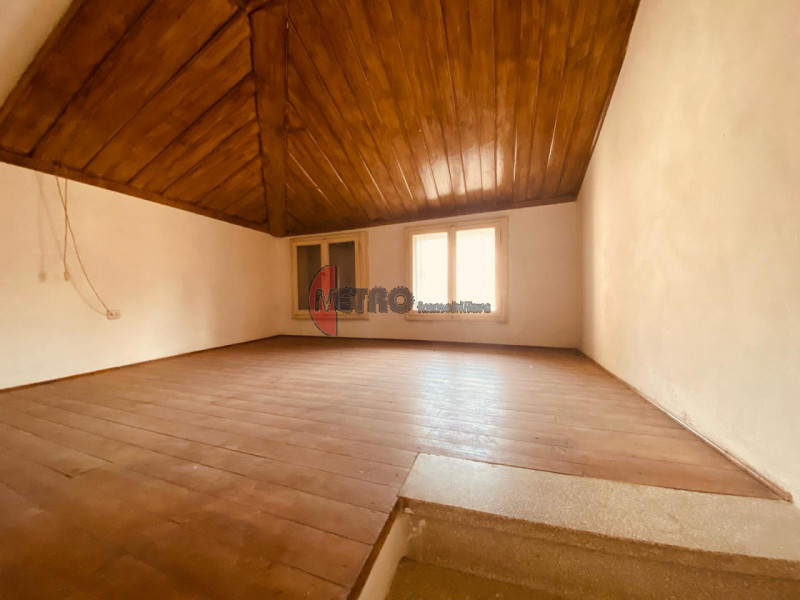 Storica casa a schiera di 90 metri quadrati in vendita nel cuore del centro di Valdagno. L'immobi...