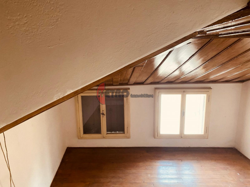 Storica casa a schiera di 90 metri quadrati in vendita nel cuore del centro di Valdagno. L'immobi...