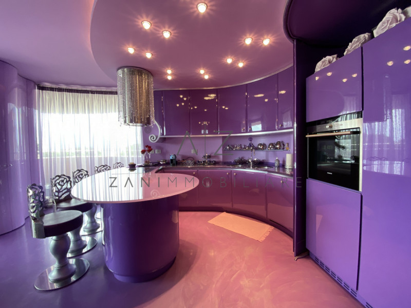 Nel suggestivo contesto di Lignano Sabbiadoro, sorge un gioiello architettonico affacciato sul ma...