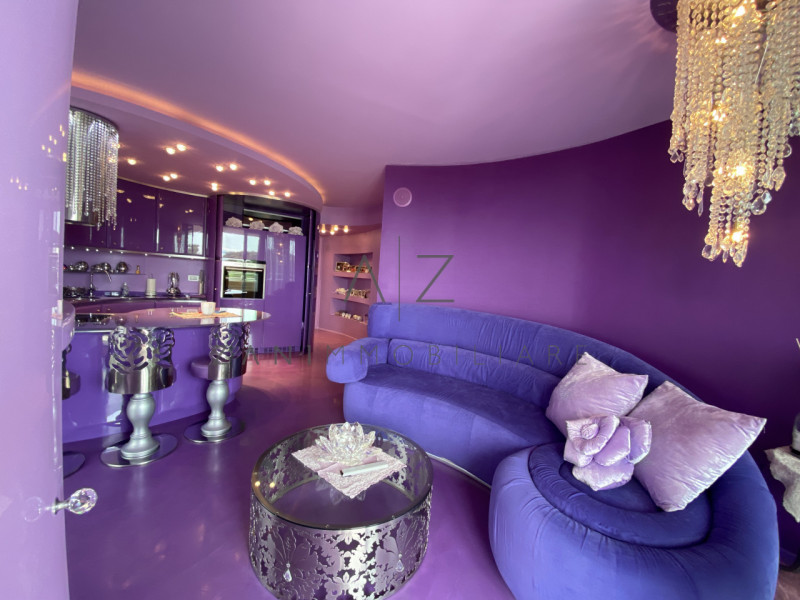 Nel suggestivo contesto di Lignano Sabbiadoro, sorge un gioiello architettonico affacciato sul ma...