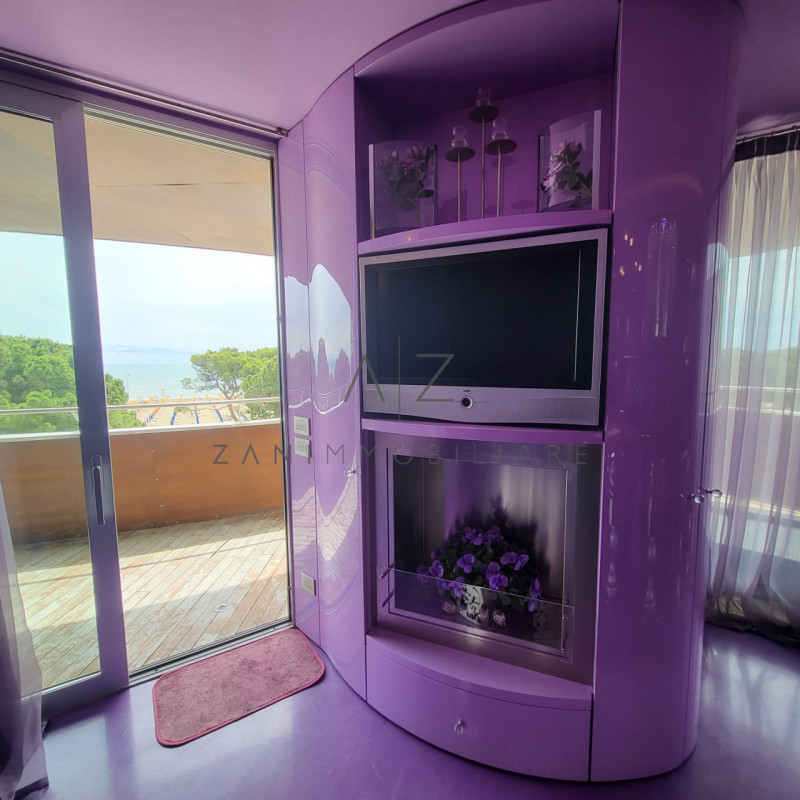 Nel suggestivo contesto di Lignano Sabbiadoro, sorge un gioiello architettonico affacciato sul ma...