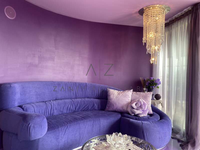 Nel suggestivo contesto di Lignano Sabbiadoro, sorge un gioiello architettonico affacciato sul ma...