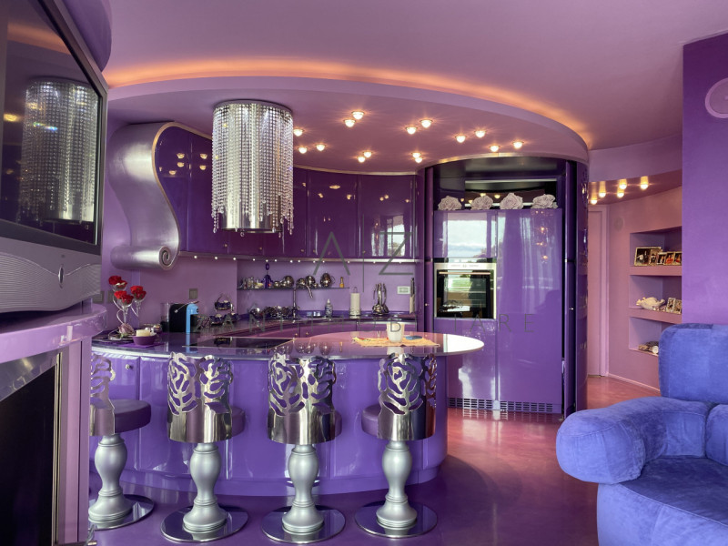 Nel suggestivo contesto di Lignano Sabbiadoro, sorge un gioiello architettonico affacciato sul ma...